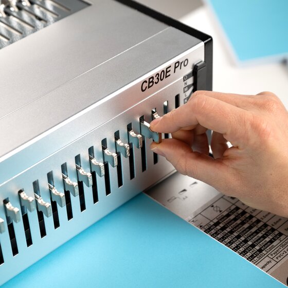 Tak84 ページ　SCO-243/CG,SCO-243/CB GBC® CB30E PRO CombBind® Electric Punch and Bind Machine, Binds